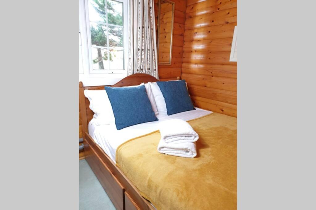 Rustic Log Cabin In Snowdonia By Seren Short Stays Trawsfynydd Bagian luar foto